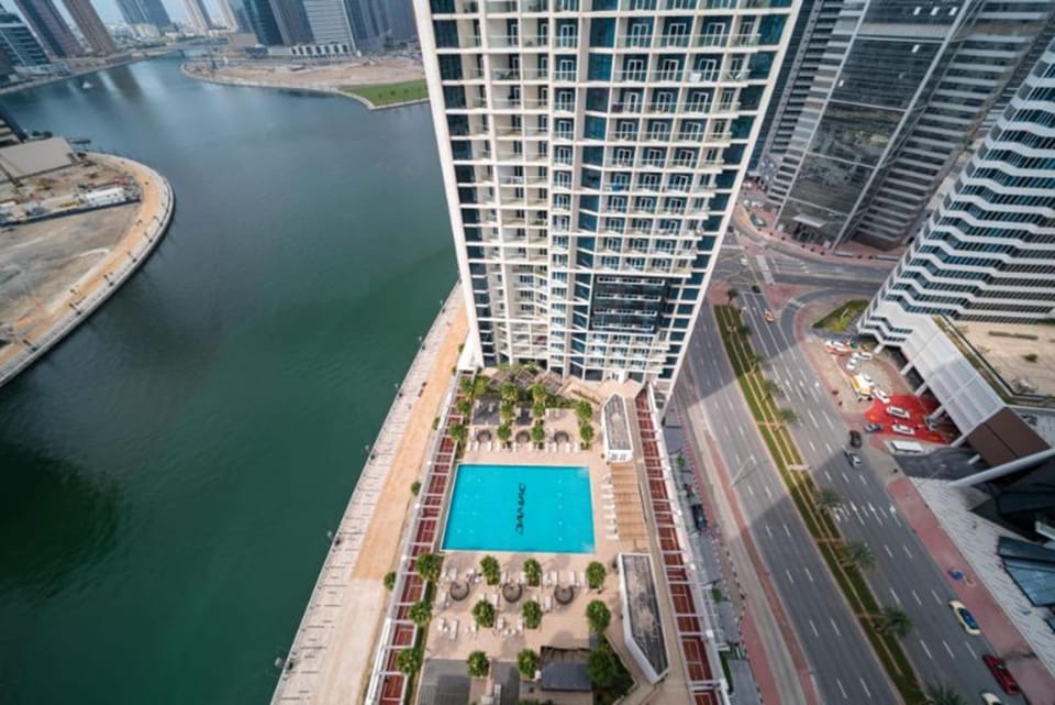 Property building, Day, Neighbourhood, City view, Pool view, Swimming pool