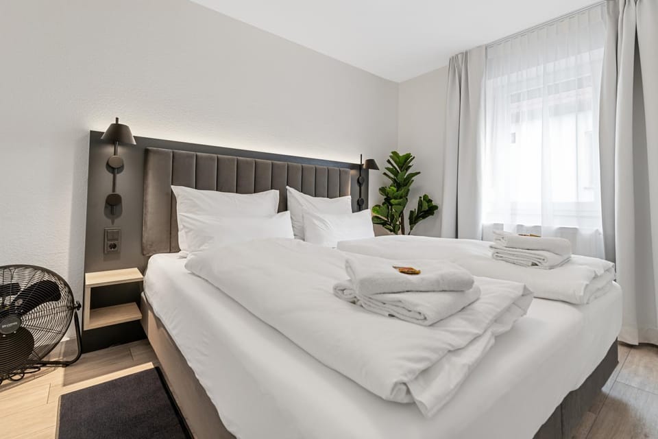 Bed, Photo of the whole room, Bedroom, fireplace