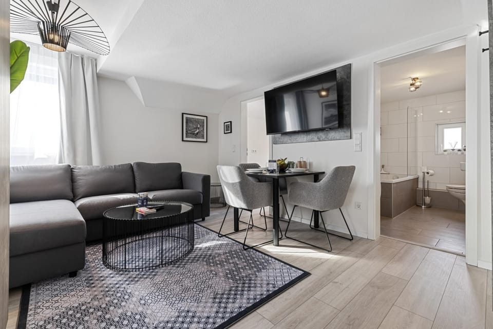 TV and multimedia, Living room, Seating area, Dining area