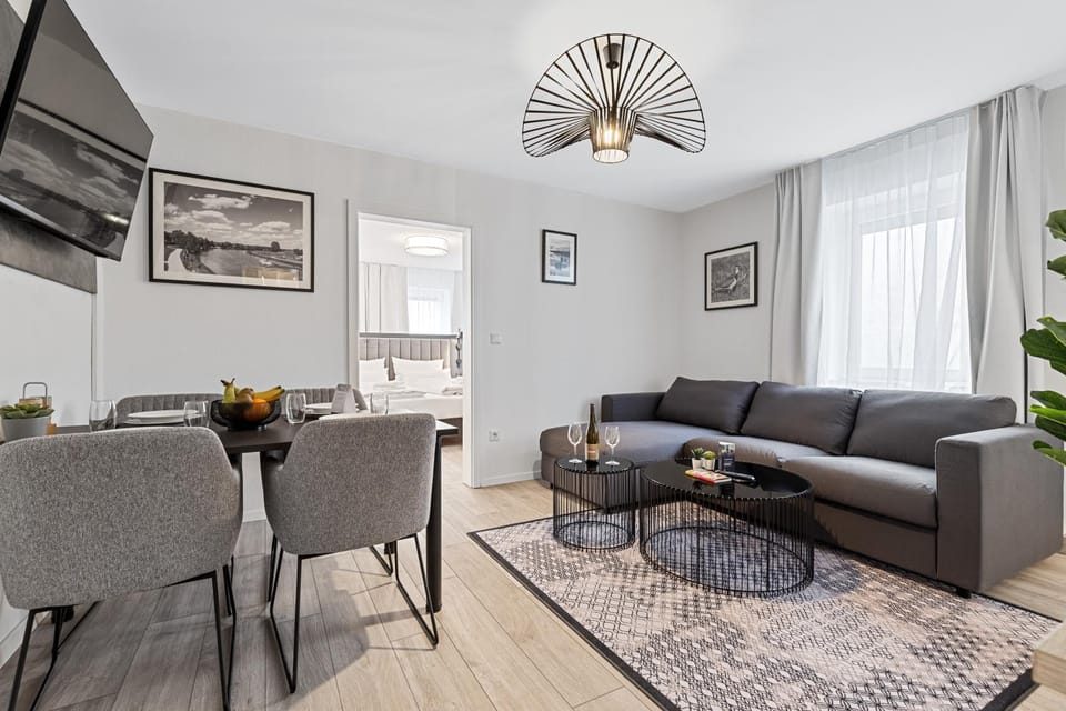 TV and multimedia, Living room, Seating area, Dining area