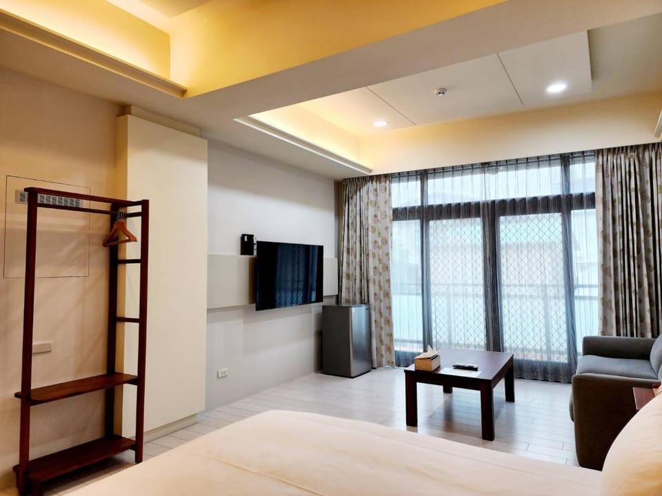 Bed, TV and multimedia, Photo of the whole room, Seating area, Bedroom