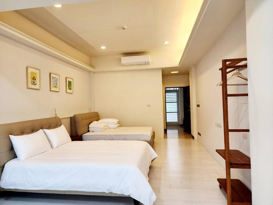 Bed, Photo of the whole room, Seating area, Bedroom