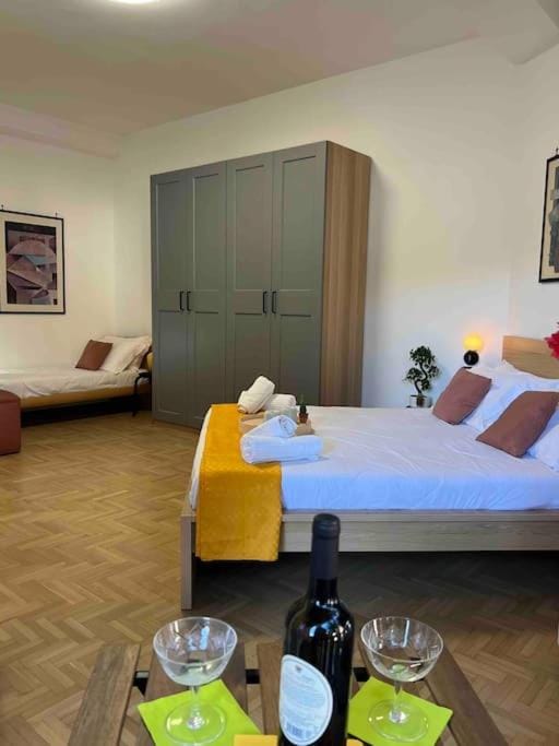 Bed, Bedroom, towels, wardrobe