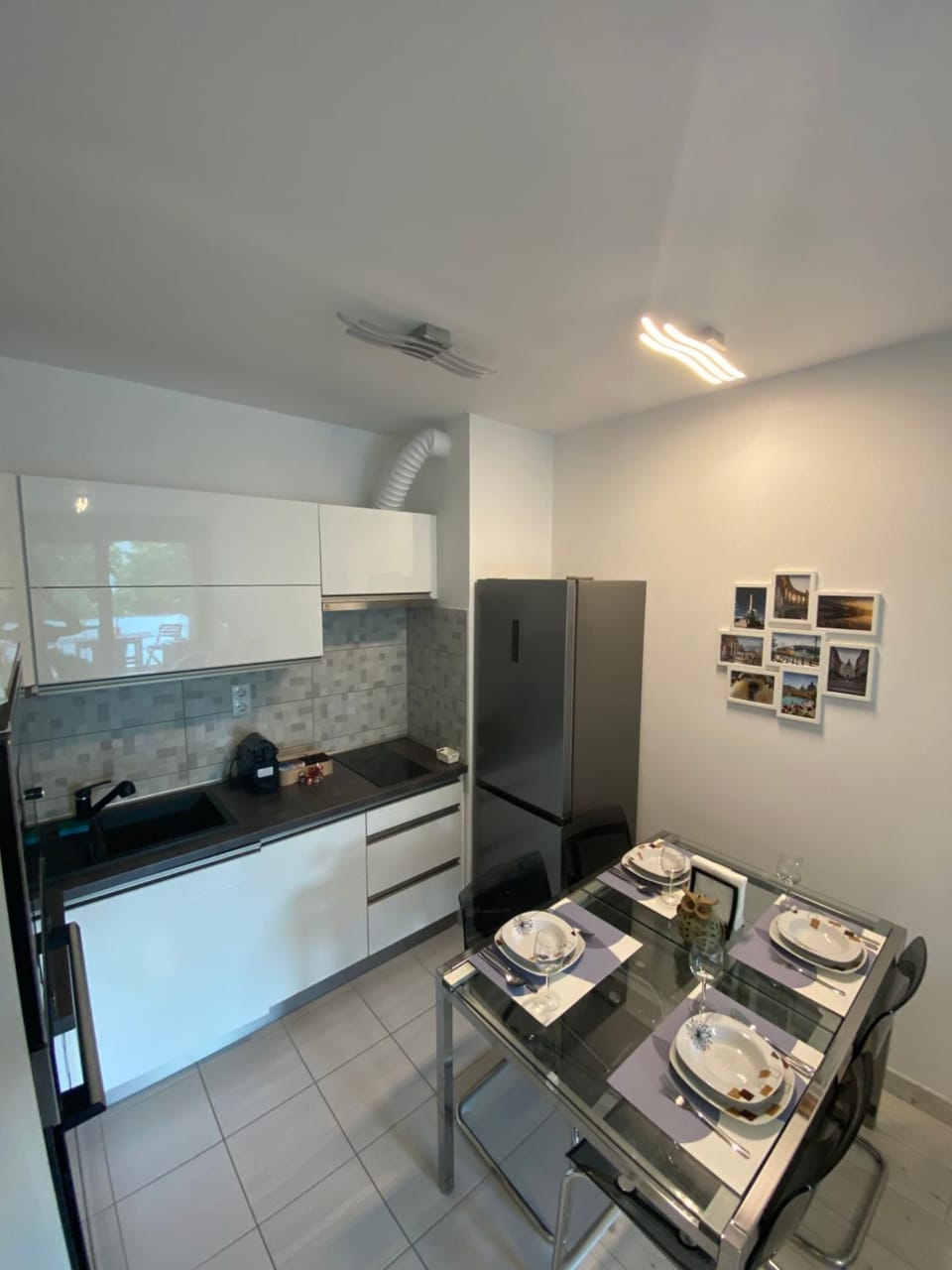 Kitchen or kitchenette, Dining area