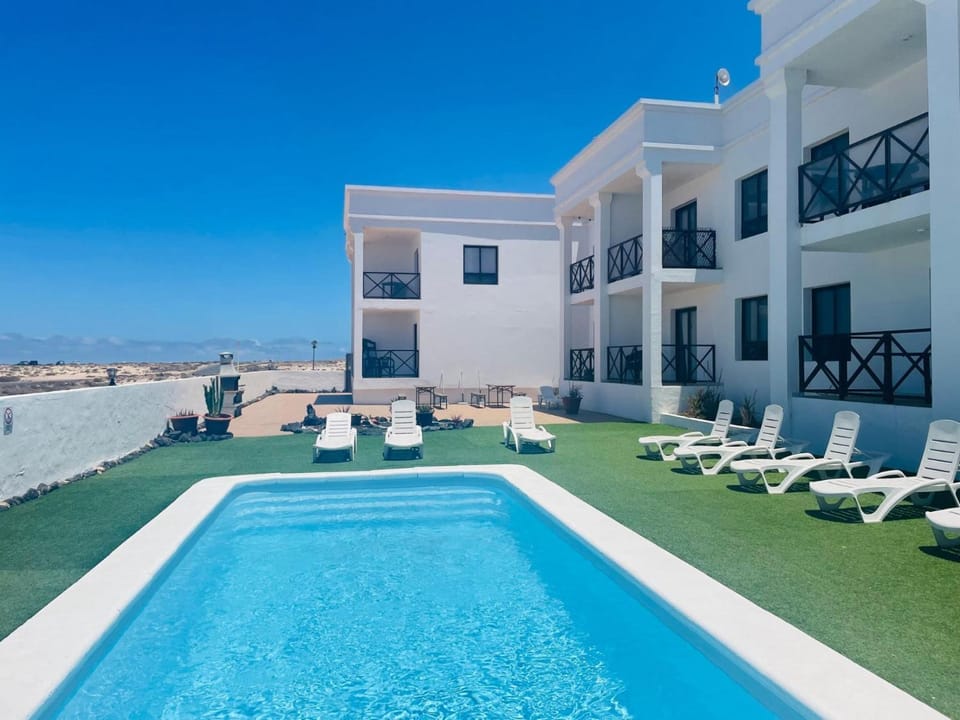 Property building, Patio, Balcony/Terrace, Pool view, Swimming pool, sunbed