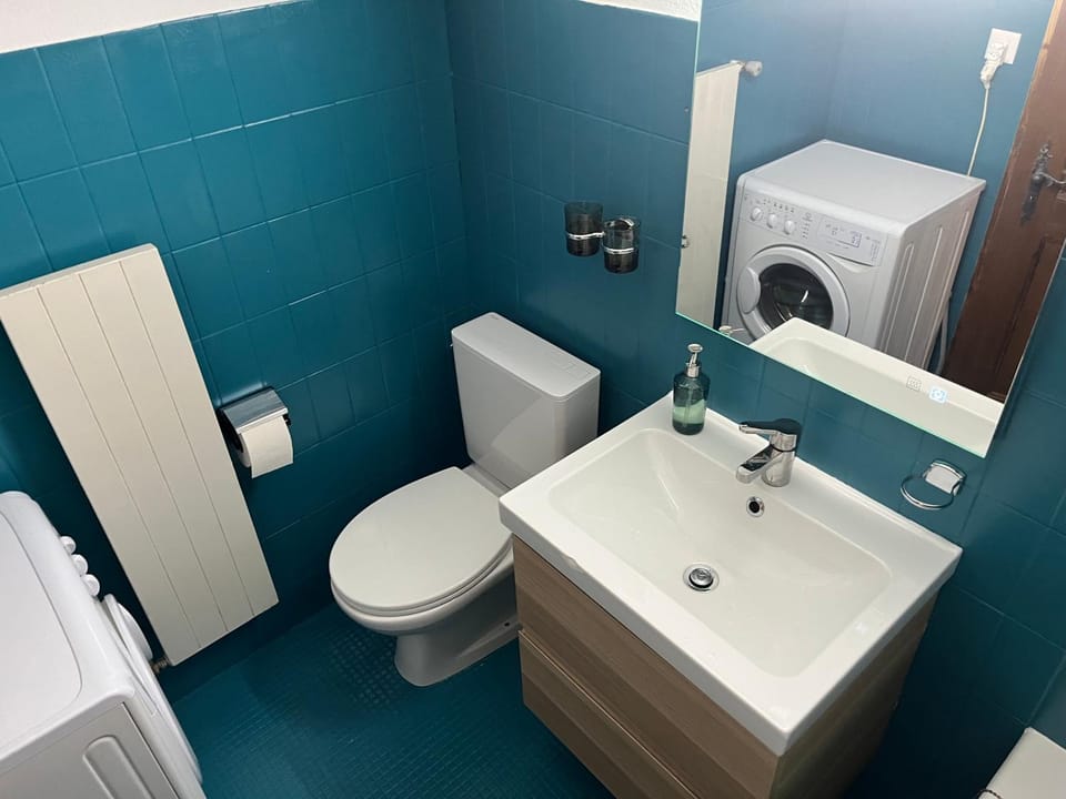Toilet, Bathroom, towels, washing machine, dryer