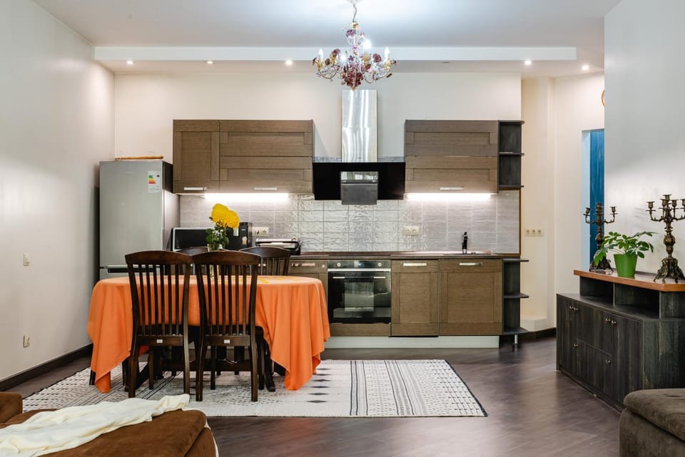 Kitchen or kitchenette, Dining area