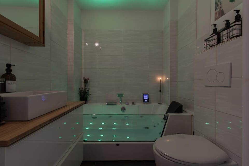 Toilet, Hot Tub, Bathroom, Bath