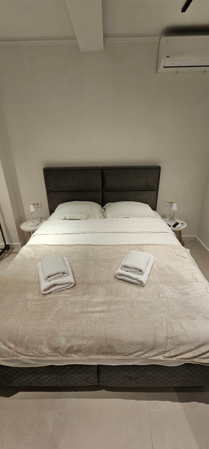 Bed, Bedroom, towels, air conditioner