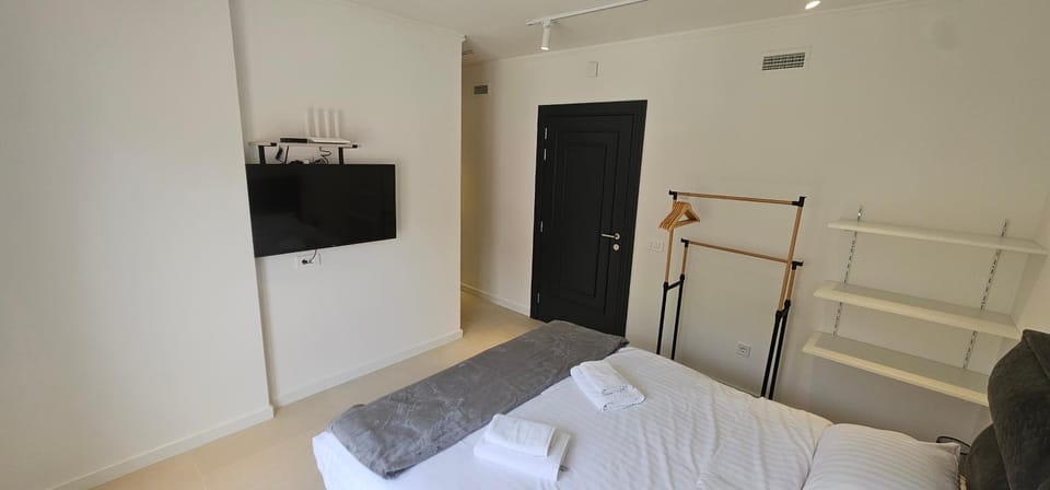 Bed, TV and multimedia, Bedroom