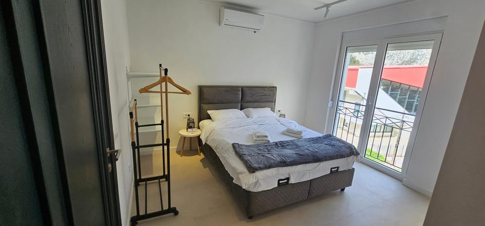 Bed, Photo of the whole room, Bedroom, towels, air conditioner