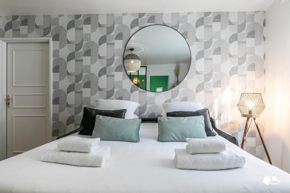 Bed, Photo of the whole room, Bedroom, towels