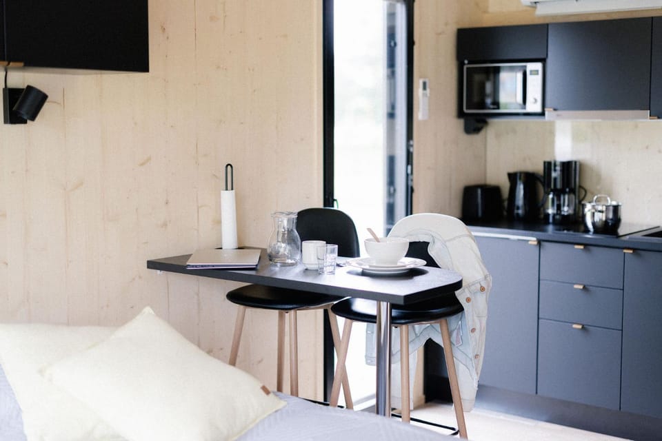 Coffee/tea facilities, Kitchen or kitchenette, Dining area, minibar, stove