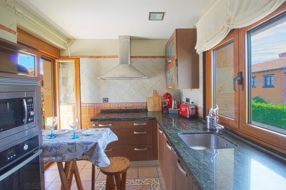 Kitchen or kitchenette, Dining area, minibar, pet friendly, stove