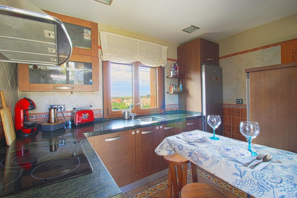 Kitchen or kitchenette, Photo of the whole room, Dining area, minibar, pet friendly, stove
