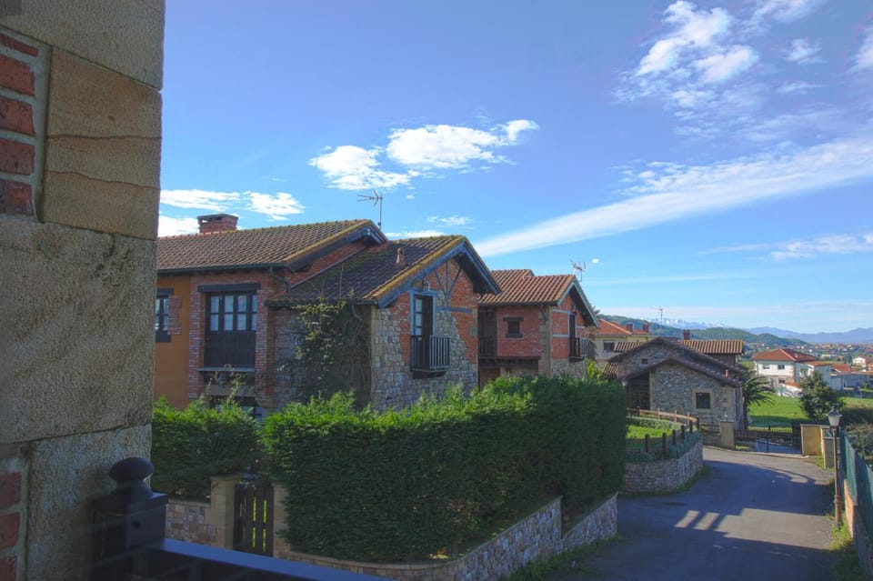 Property building, Day, Neighbourhood, Natural landscape, Mountain view, Street view, Parking