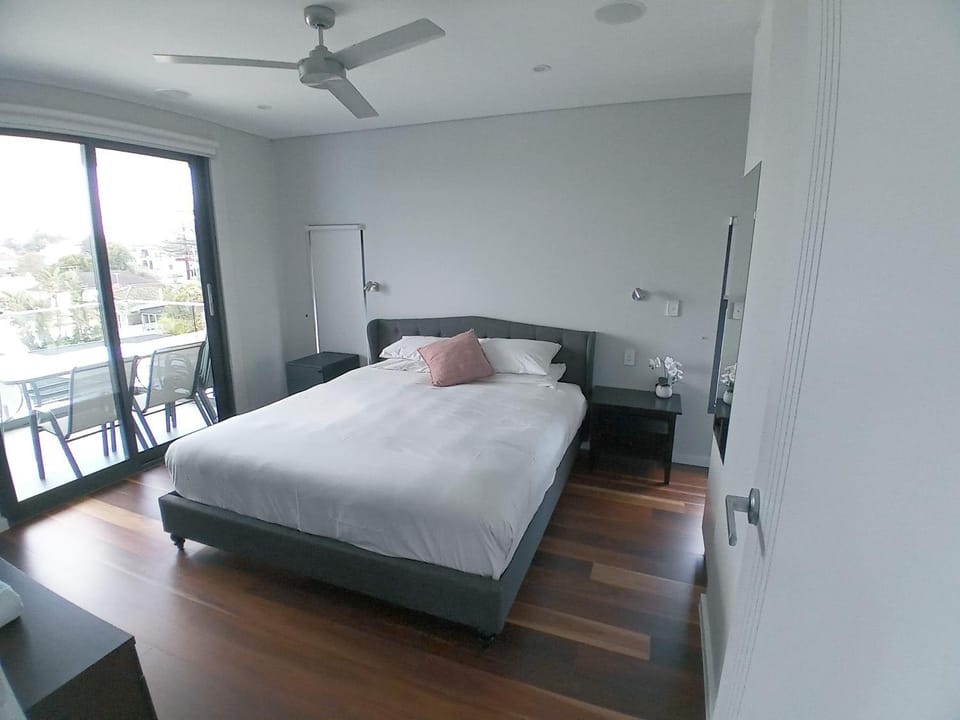Bed, Photo of the whole room, Bedroom, fireplace, air conditioner