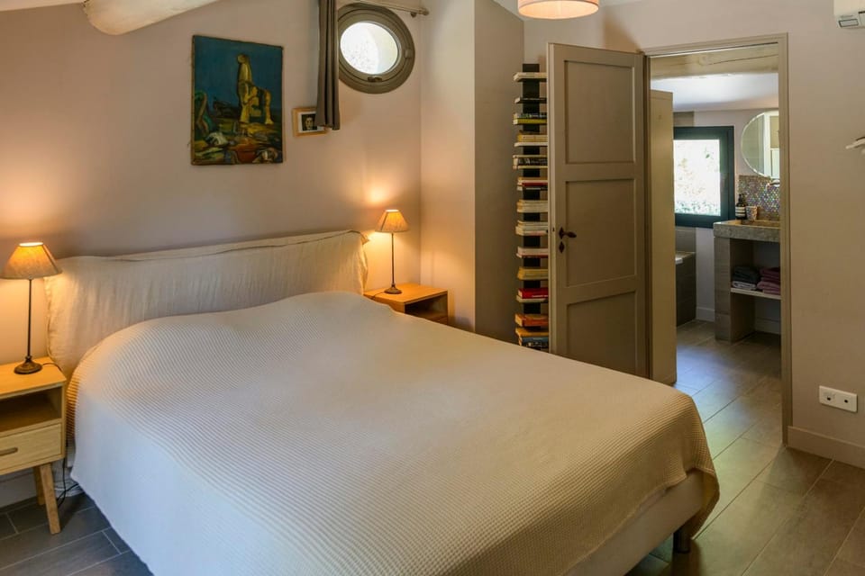 Bastide Blanche Villa with swimming pool and pétanque court in Lourmarin Villa in Lourmarin