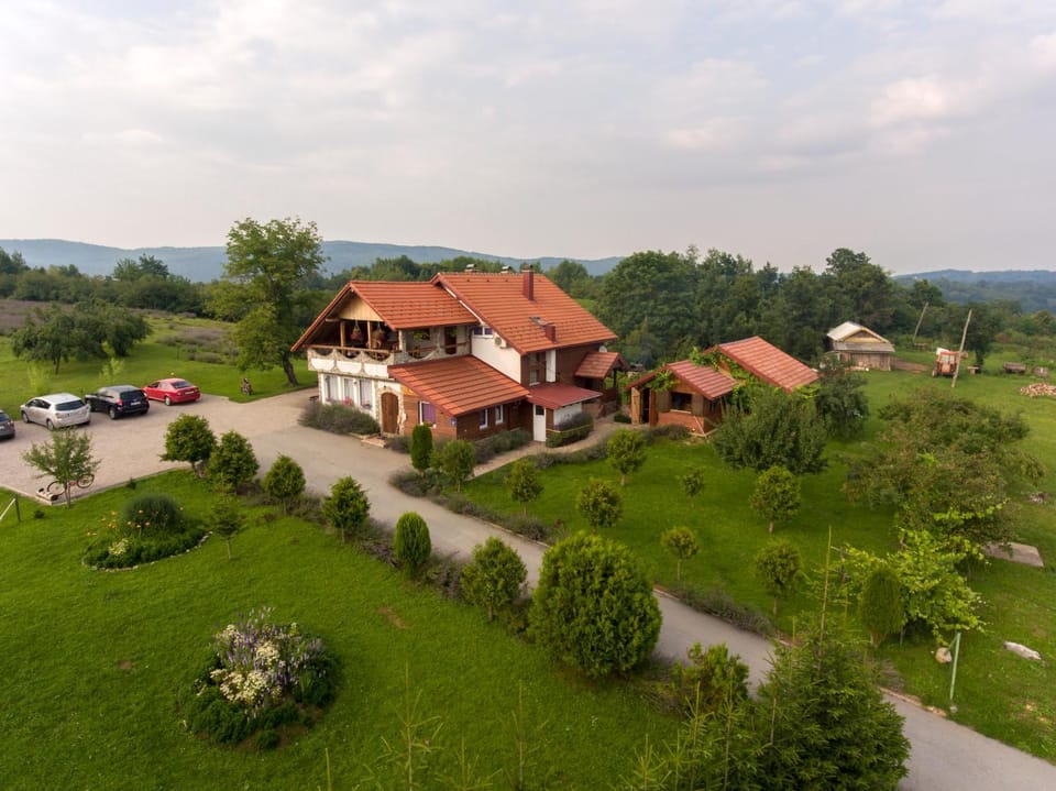 Property building, Spring, Off site, Day, Neighbourhood, Natural landscape, Summer, Garden, Mountain view, Parking