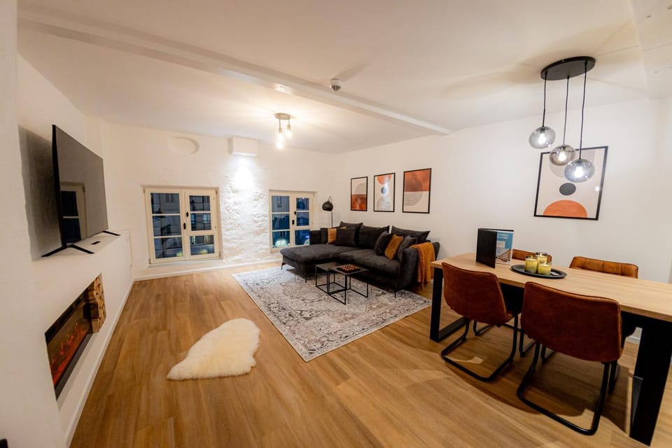 TV and multimedia, Living room, Seating area, Dining area, Evening entertainment