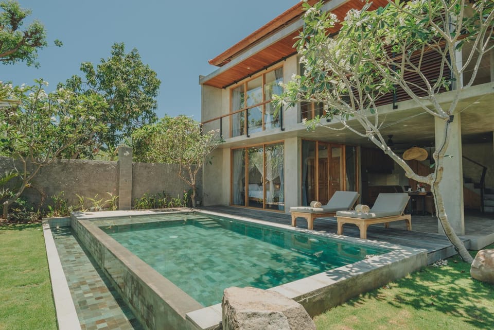 Property building, Day, Pool view, Swimming pool, sunbed
