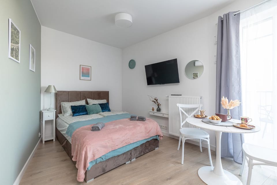 Bed, Living room, Photo of the whole room, Seating area, Bedroom