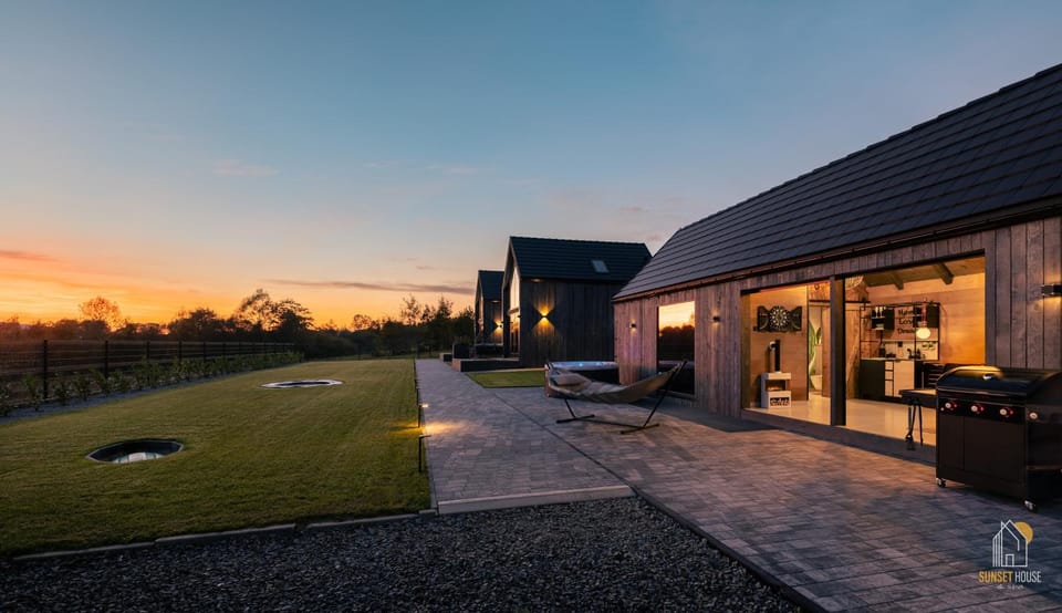 Property building, Patio, Day, BBQ facilities, Garden, Garden view, Sunrise, Sunset