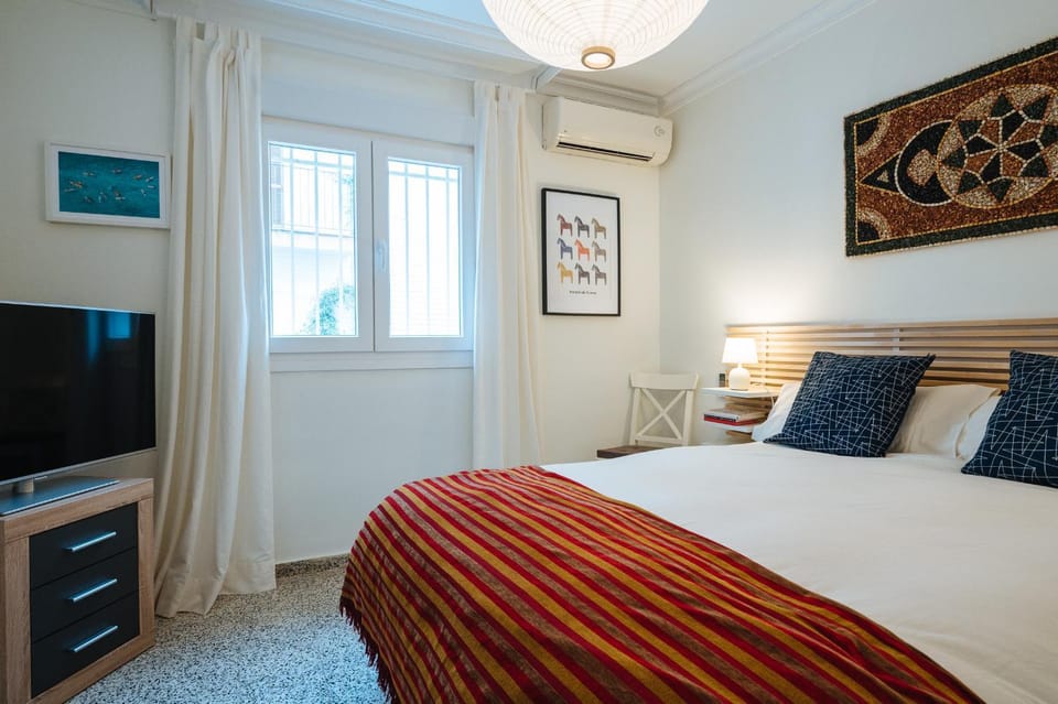 Bed, TV and multimedia, Bedroom