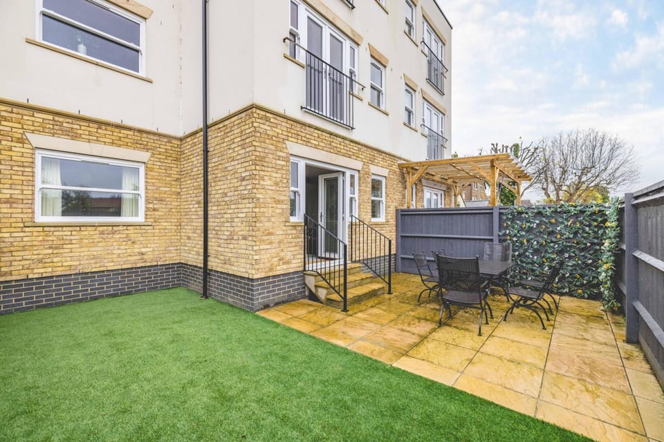 Modern 2 Bed Oasis - Private parking & Garden - By Tempstay Apartment in Windsor