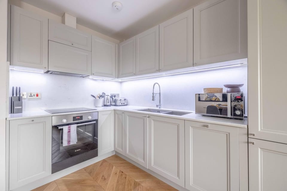 Modern 2 Bed Oasis - Private parking & Garden - By Tempstay Apartment in Windsor