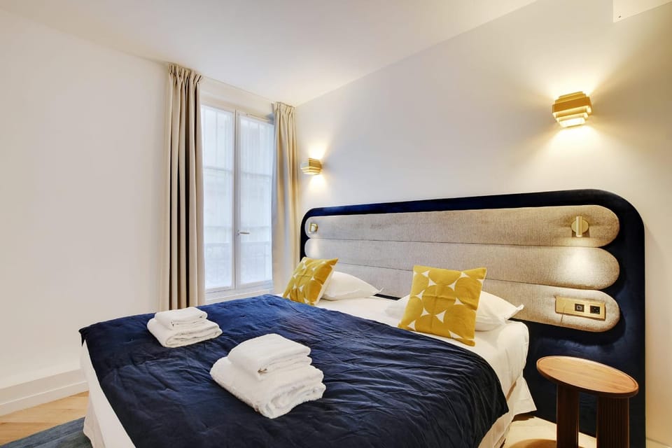 Photo of the whole room, Bedroom