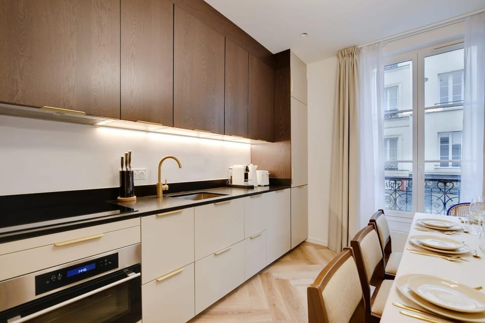 Kitchen or kitchenette, minibar