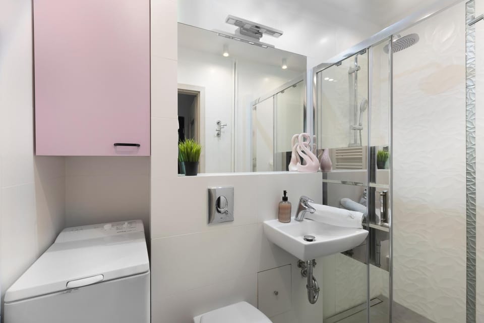 Shower, Toilet, Bathroom, towels, washing machine