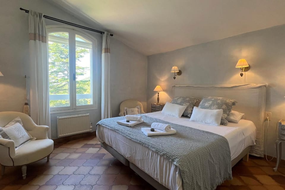 Villa Maya Large villa and amazing pool in Luberon House in Mallemort