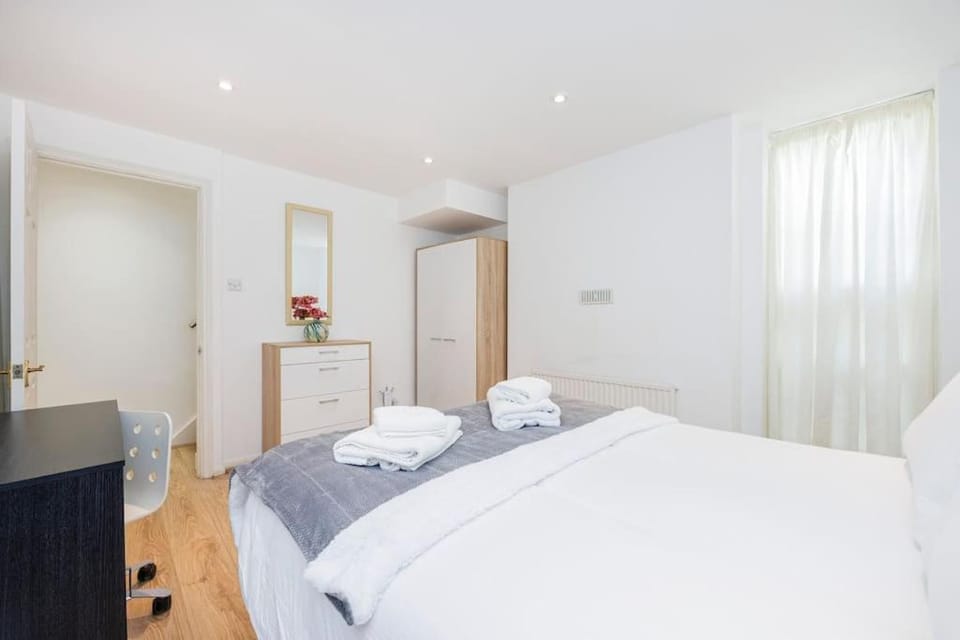 Bed, Photo of the whole room, Bedroom, heating, towels, wardrobe