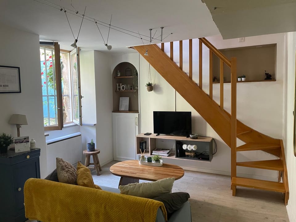 TV and multimedia, Living room, Seating area, Dining area, internet