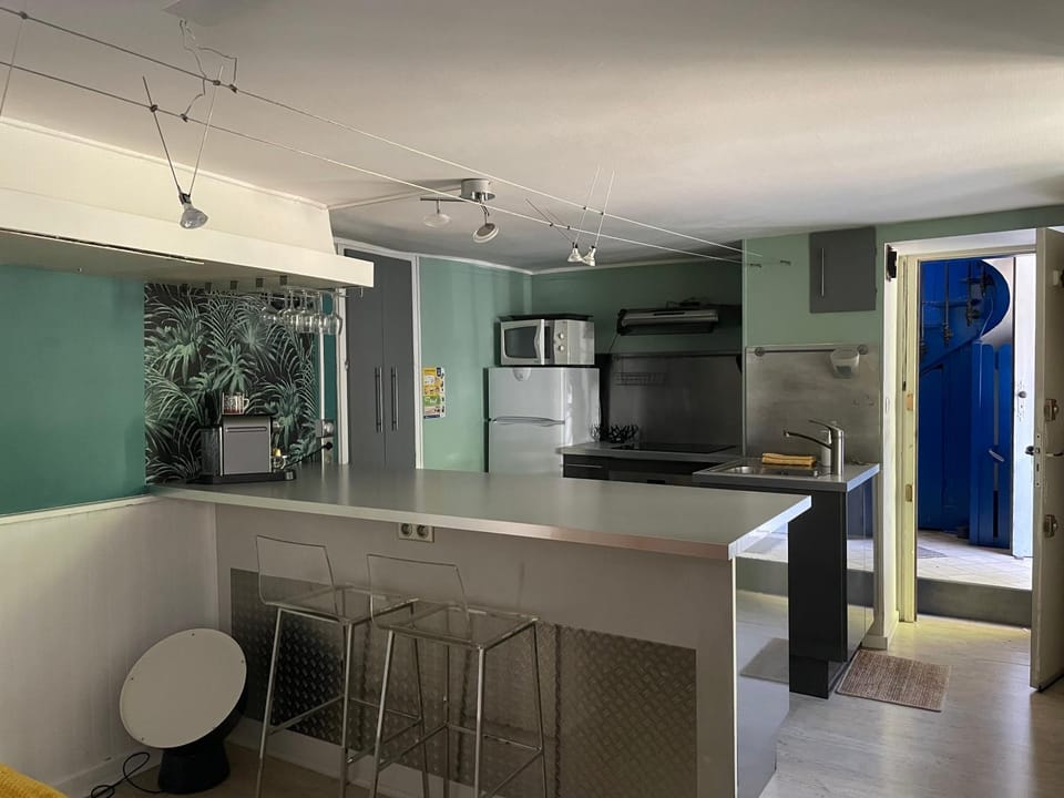 Kitchen or kitchenette, Dining area, Meals, microwave, oven, stove, kitchen