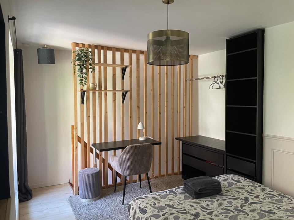 Bed, Night, Photo of the whole room, Seating area, Bedroom, storage