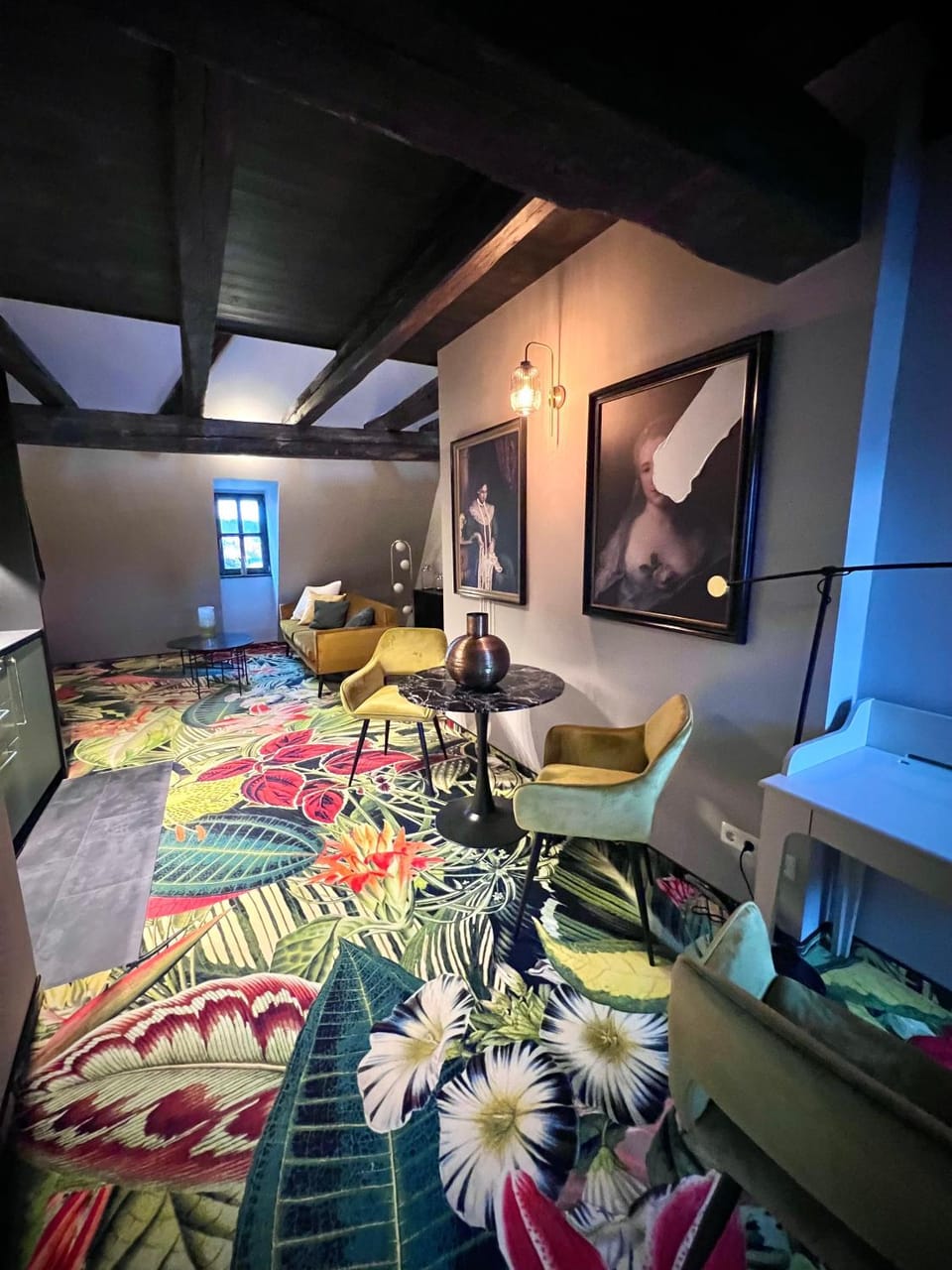 Photo of the whole room, Seating area