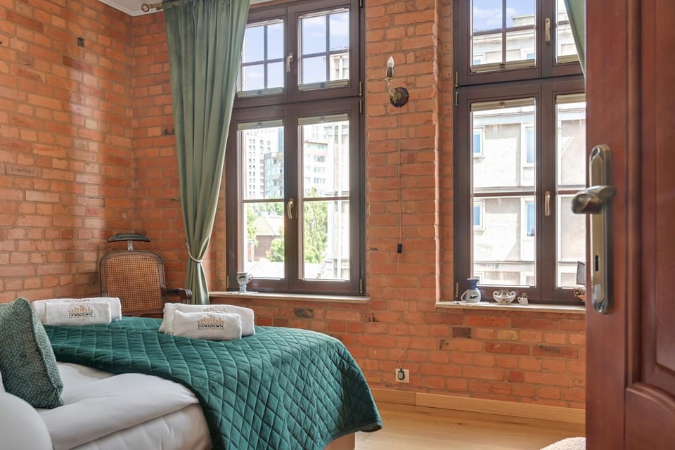Bed, Photo of the whole room, Seating area, Bedroom