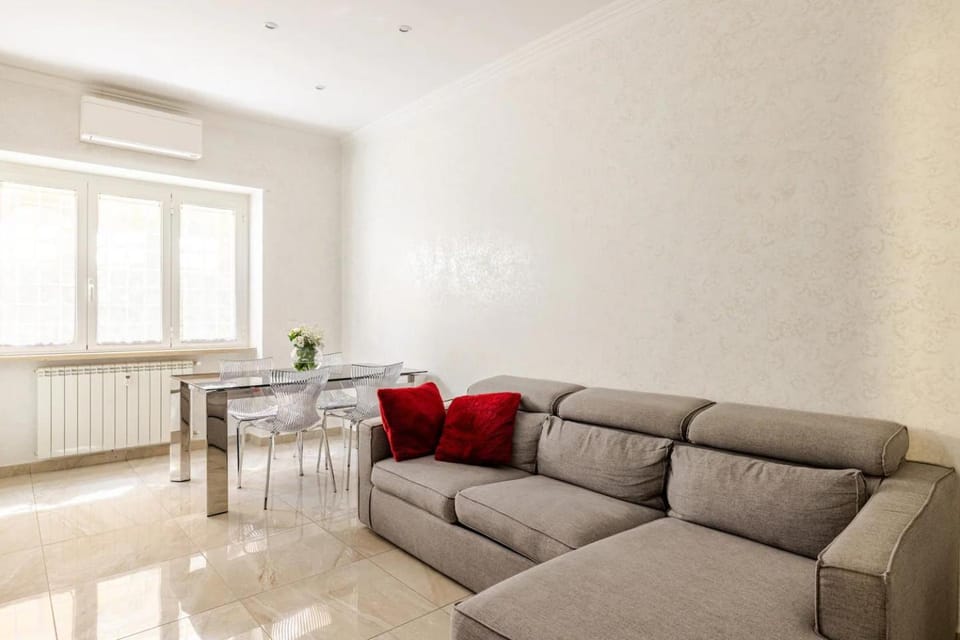 Living room, Seating area, Dining area, internet