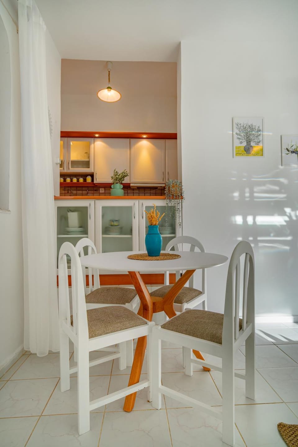 Kitchen or kitchenette, Seating area, Dining area