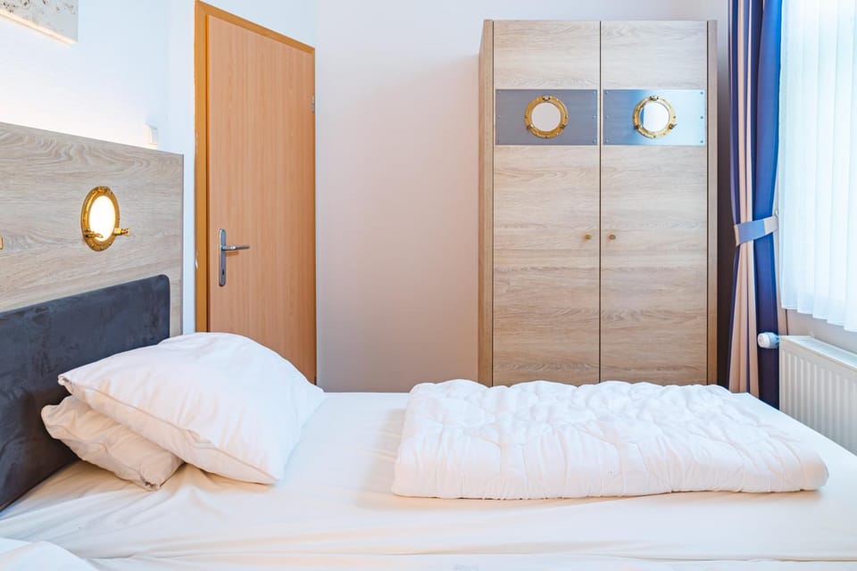 Photo of the whole room, Bedroom, wardrobe