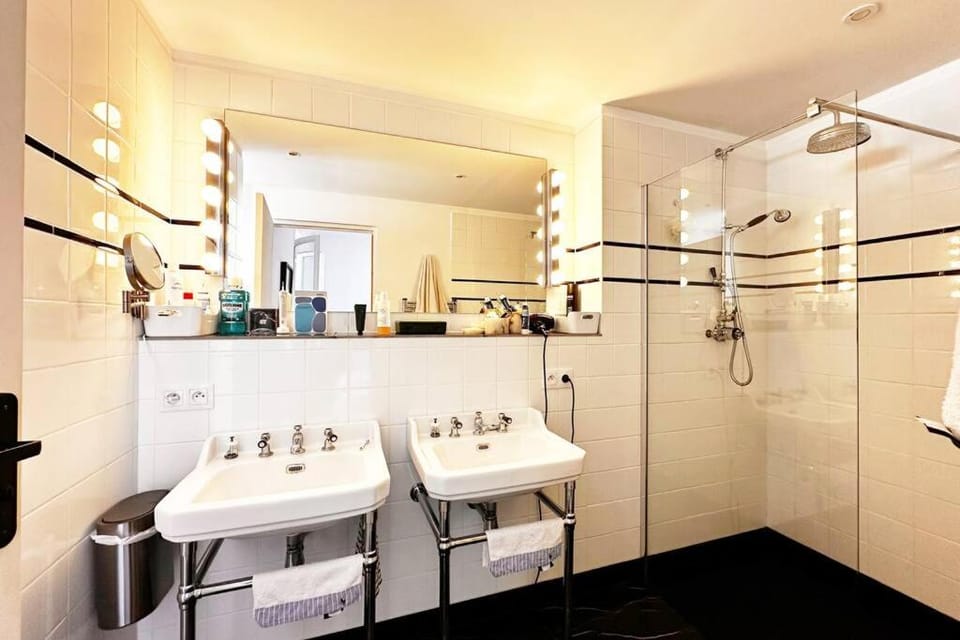 Shower, Bathroom, towels