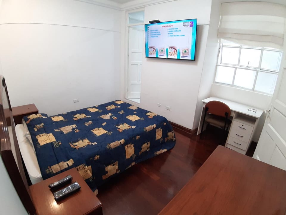 Bed, TV and multimedia, Photo of the whole room, Bedroom, hair dresser