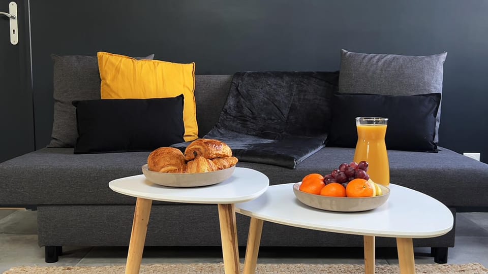 Living room, Food and drinks, Food