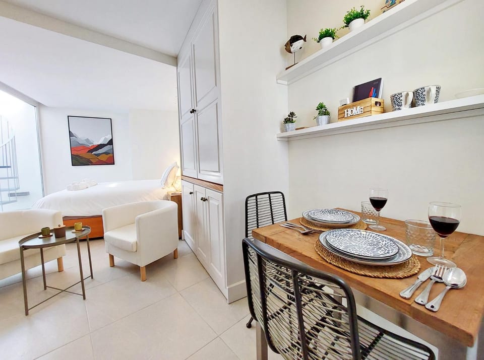 Bed, Seating area, Dining area