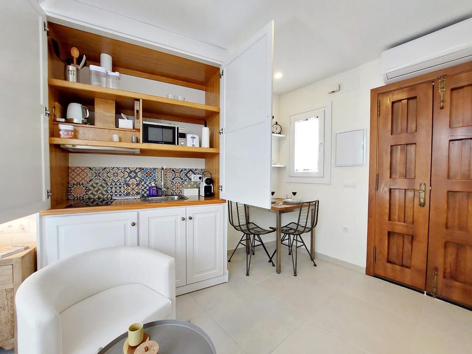 Kitchen or kitchenette, Dining area, minibar, stove