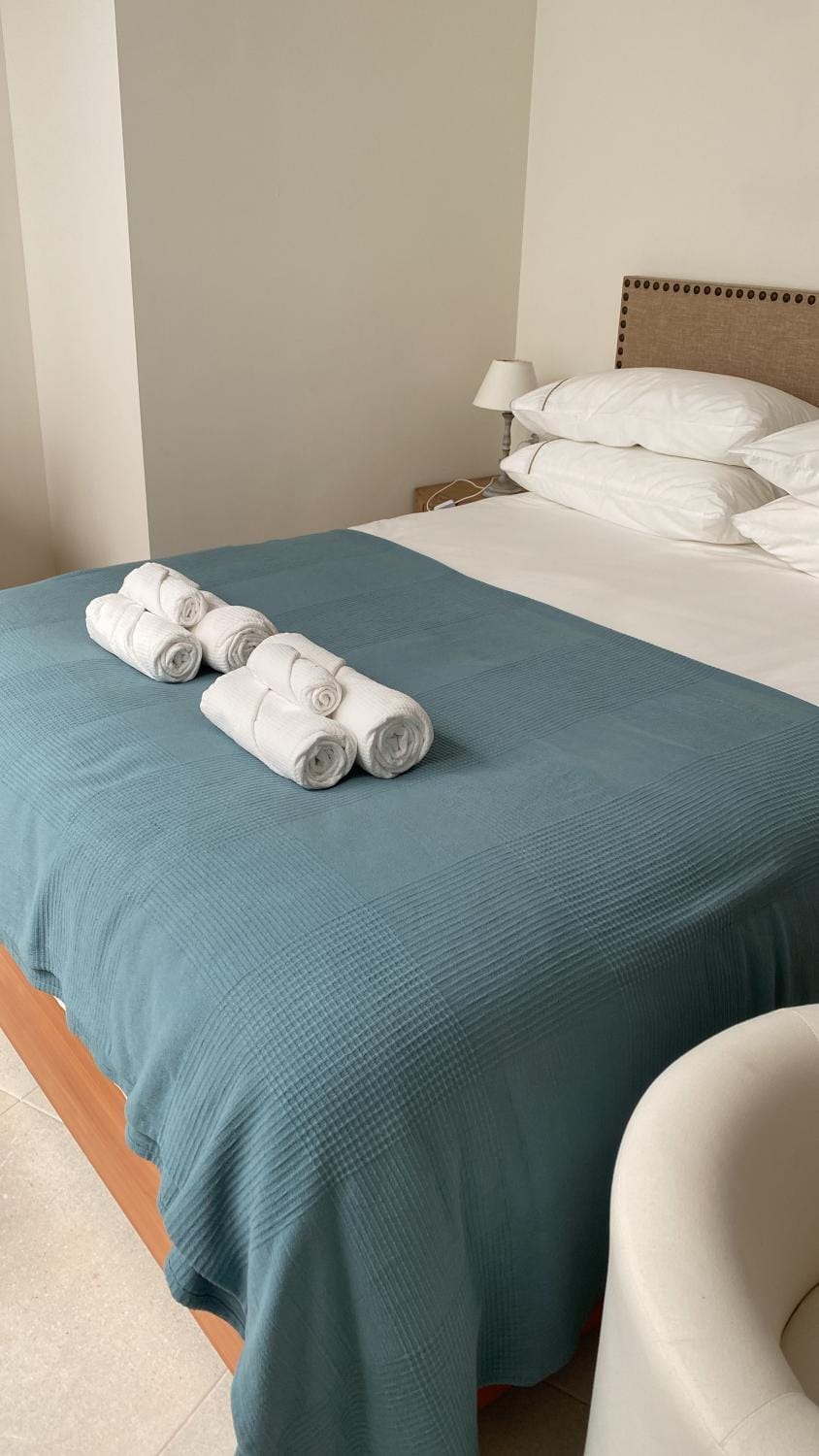 Bed, Bedroom, towels