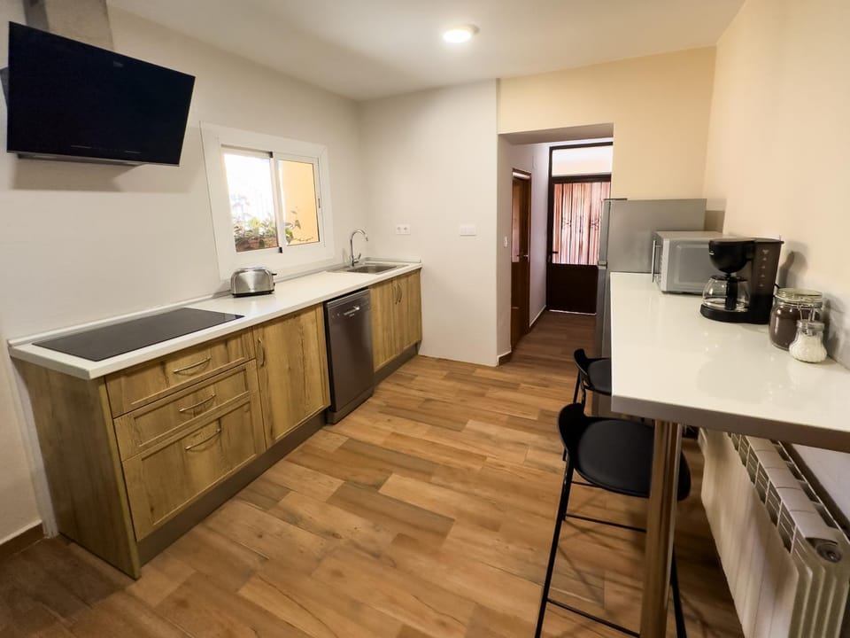 Kitchen or kitchenette, minibar, stove